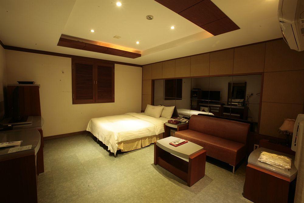 Reborn Suwon Silkroad Hotel Exteriör bild