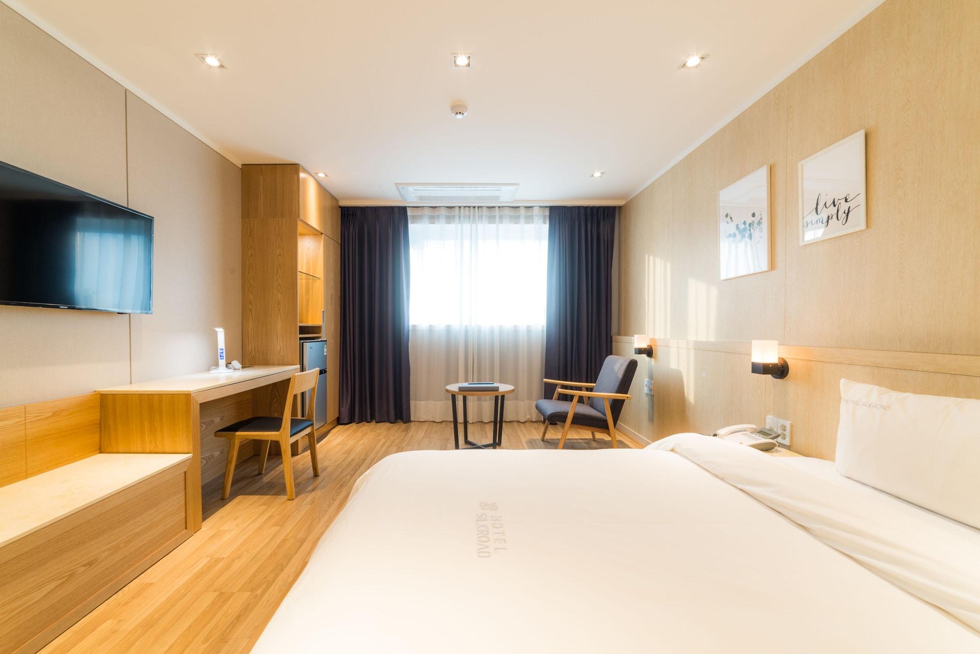 Reborn Suwon Silkroad Hotel Exteriör bild