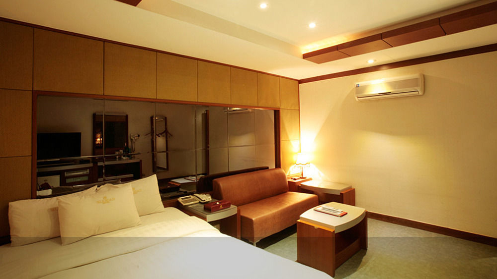 Reborn Suwon Silkroad Hotel Exteriör bild