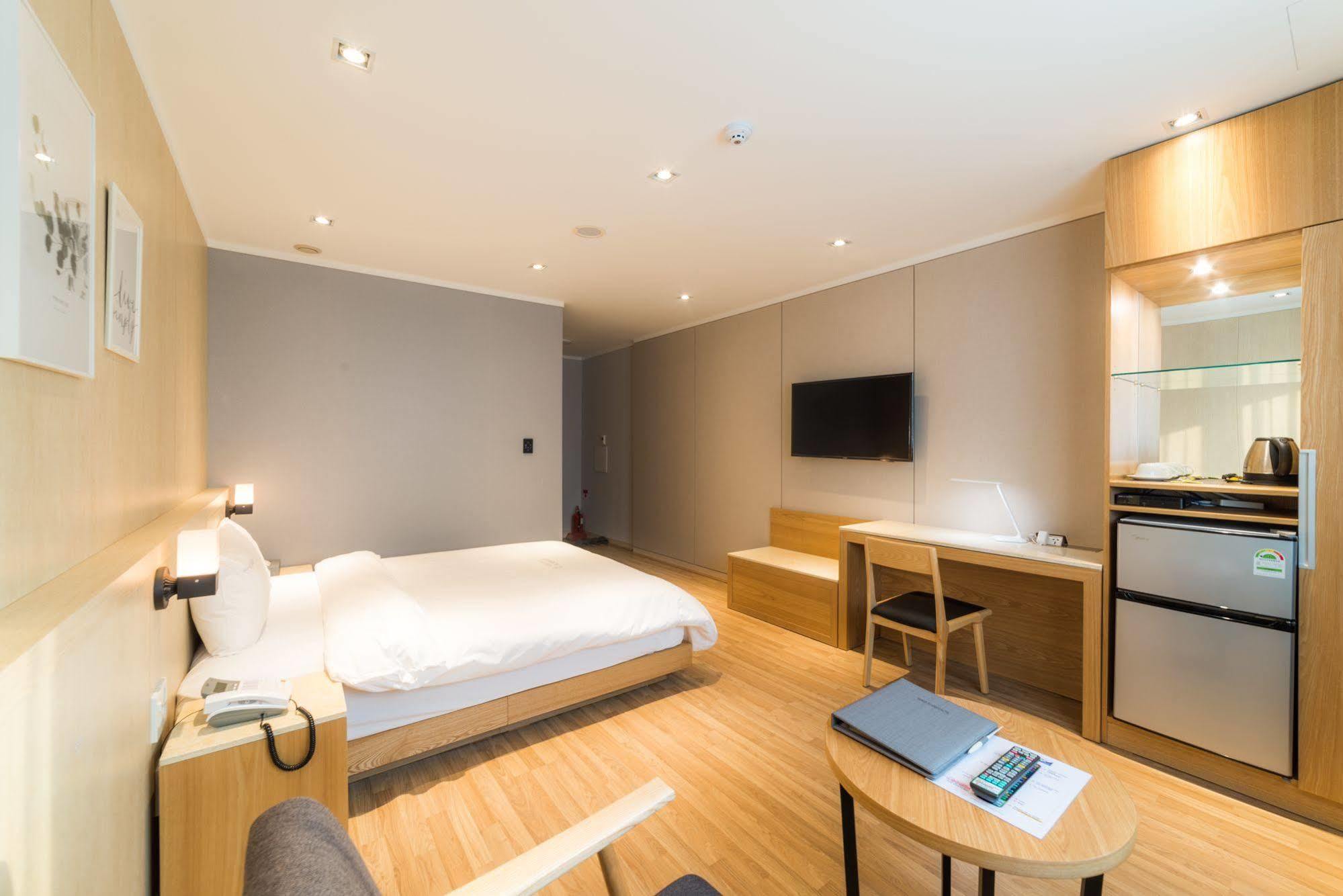 Reborn Suwon Silkroad Hotel Exteriör bild