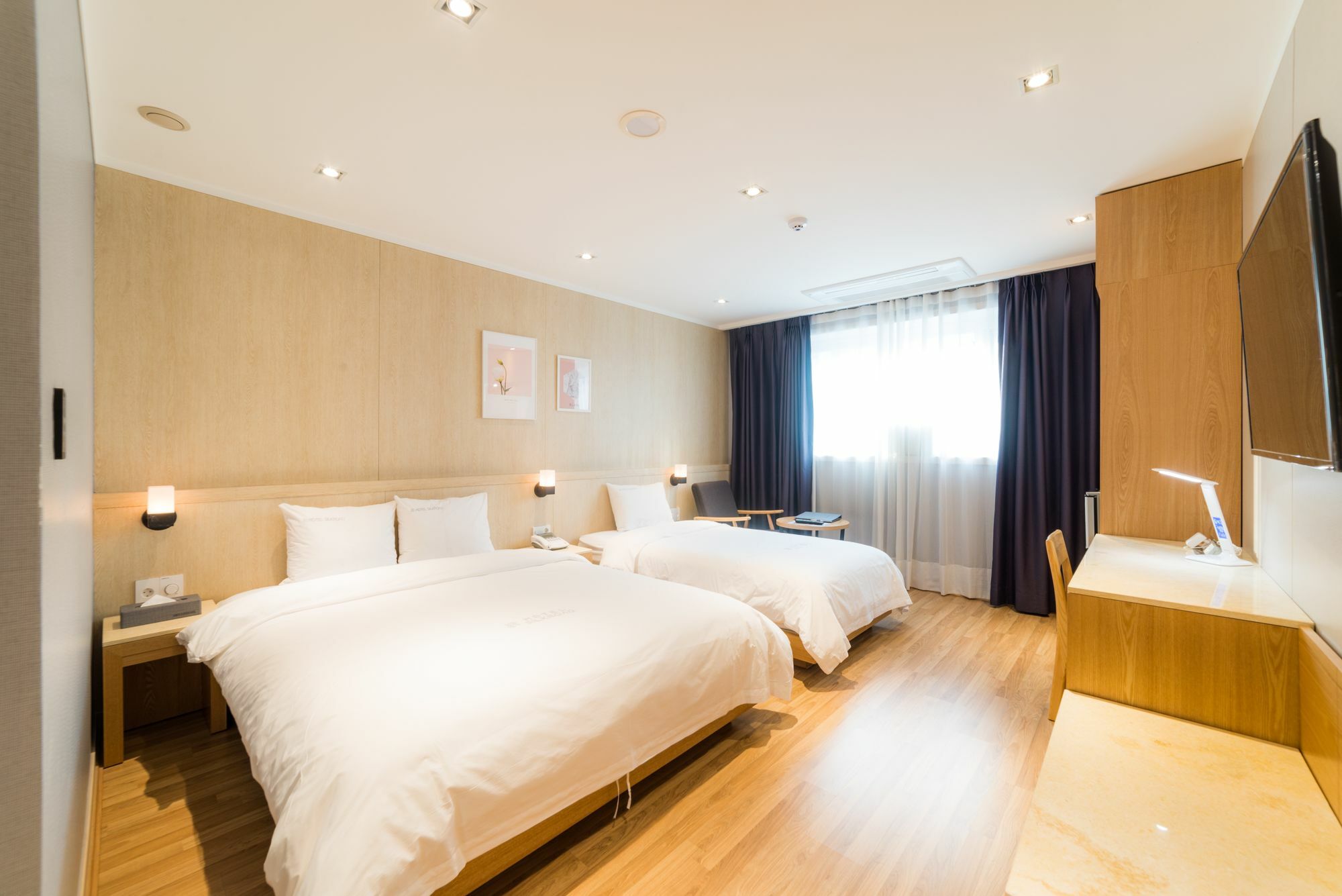 Reborn Suwon Silkroad Hotel Exteriör bild